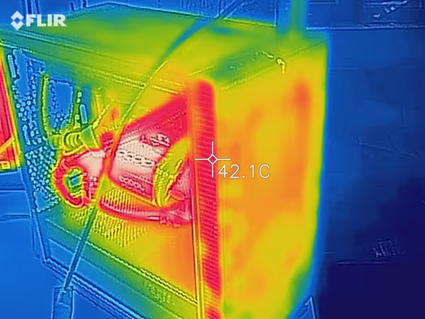 Thermal image of the front panel with GPU radiator hidden behind him