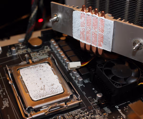 The CPU-heatsink contact seems to be good
