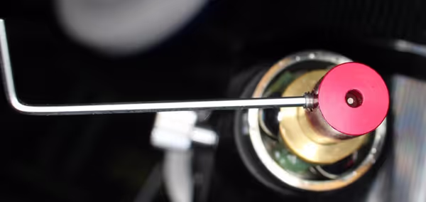 Install one of the provided adapters that matches the diameter of the microfocuser shaft