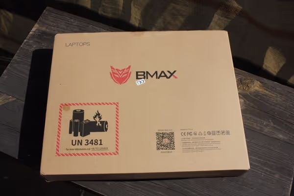 BMAX Y11 packaging