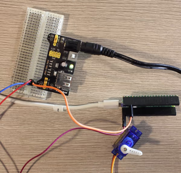 Servo motor controlled by Pi Pico