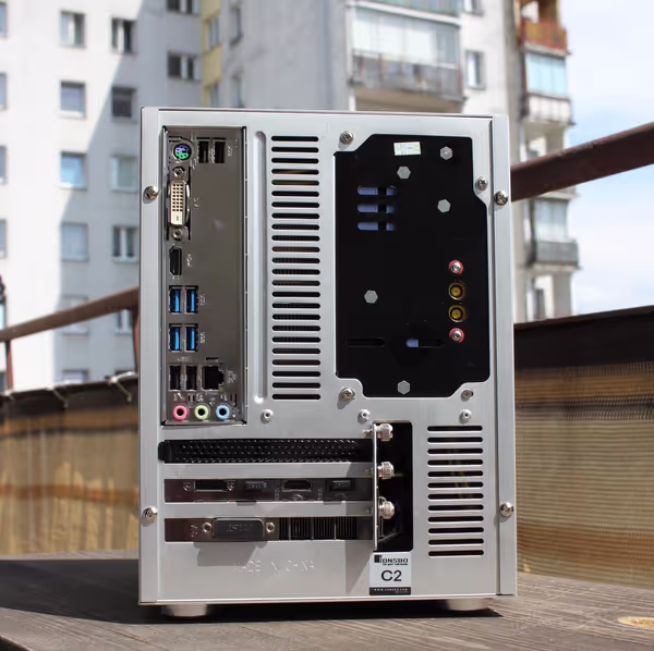 Ryzen 3 2200G and GTX 1070 in small box