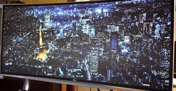 Watching a 21:9 video on an ultrawide display via a docking station