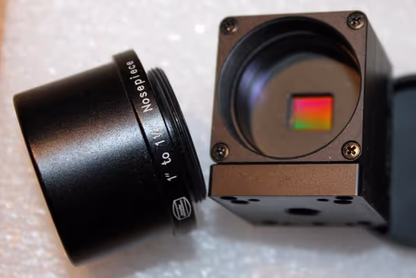 xiQ camera front and a 1,25 nosepiece for vision cameras